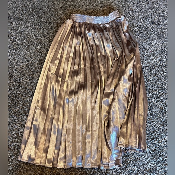 Rose gold fabrik size small silky skirt size small - Picture 3 of 4